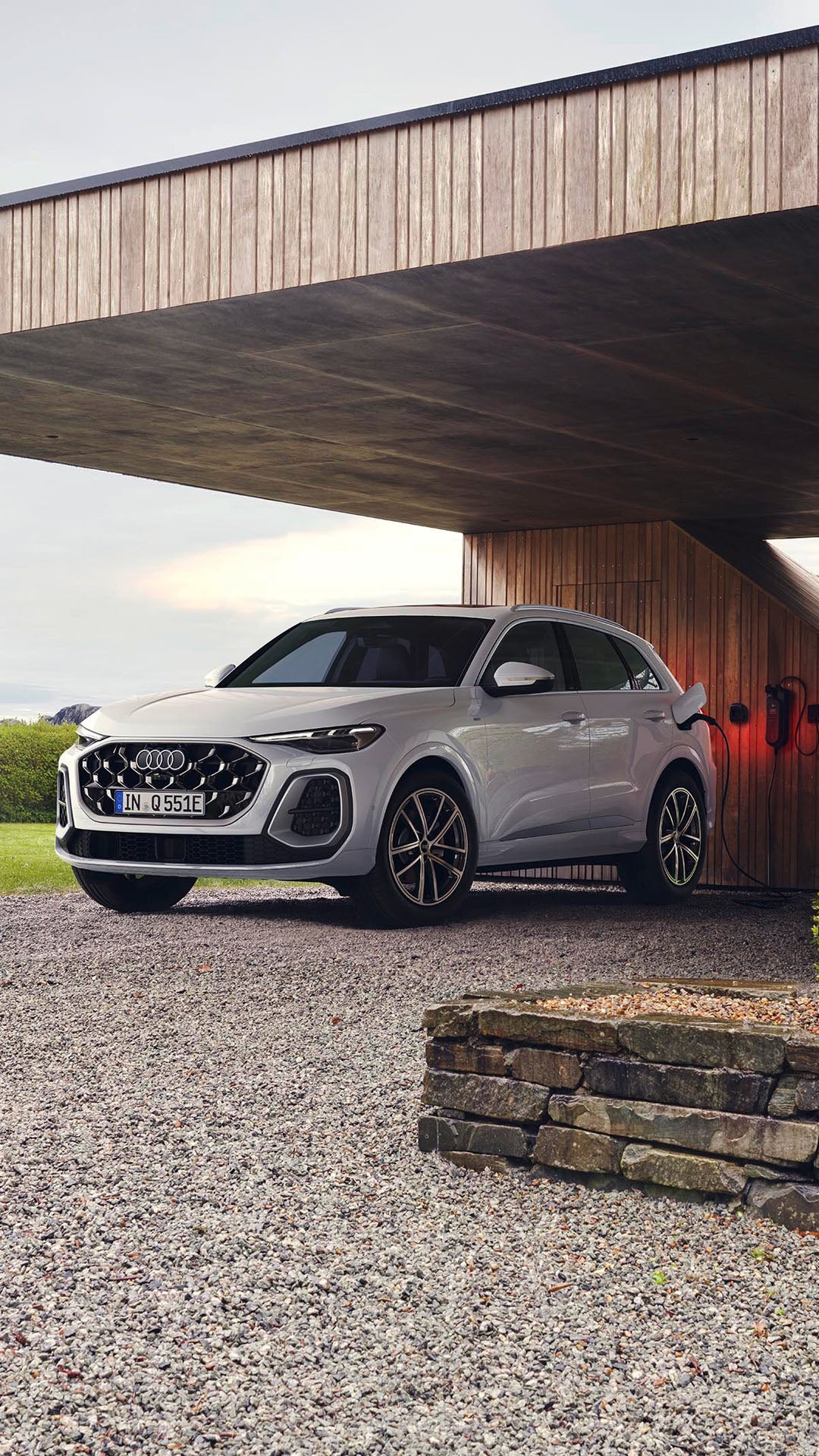 Audi Q5 e-hybrid jedzie po drodze